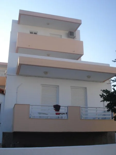 Peters Kool Pool Studios And Apartments