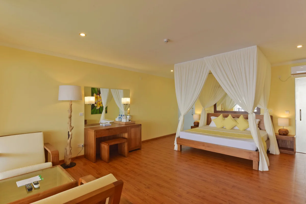 Dreamland Maldives - The Unique Sea & Lake Resort Spa